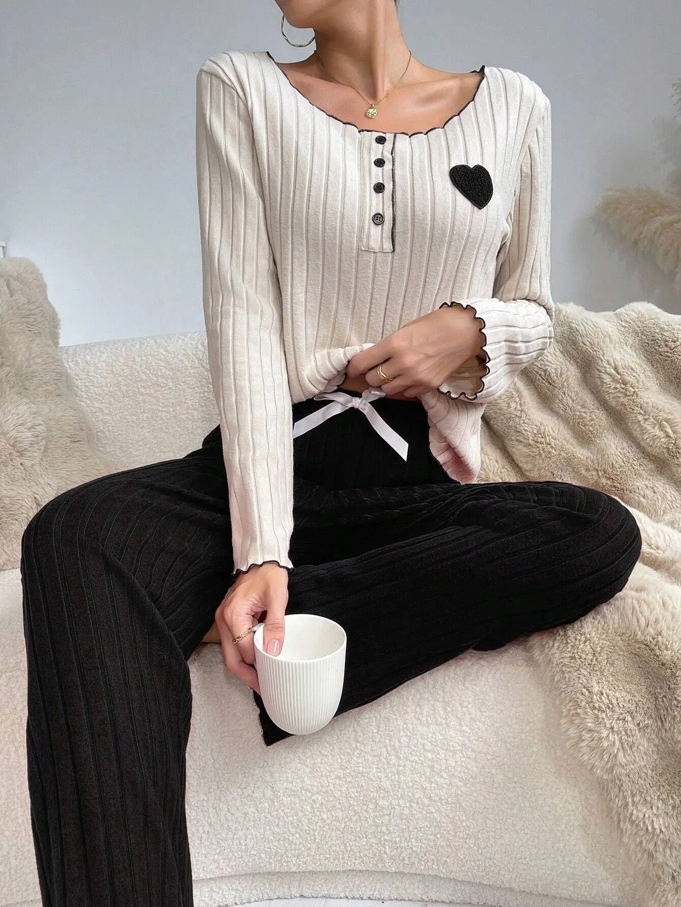 أسود