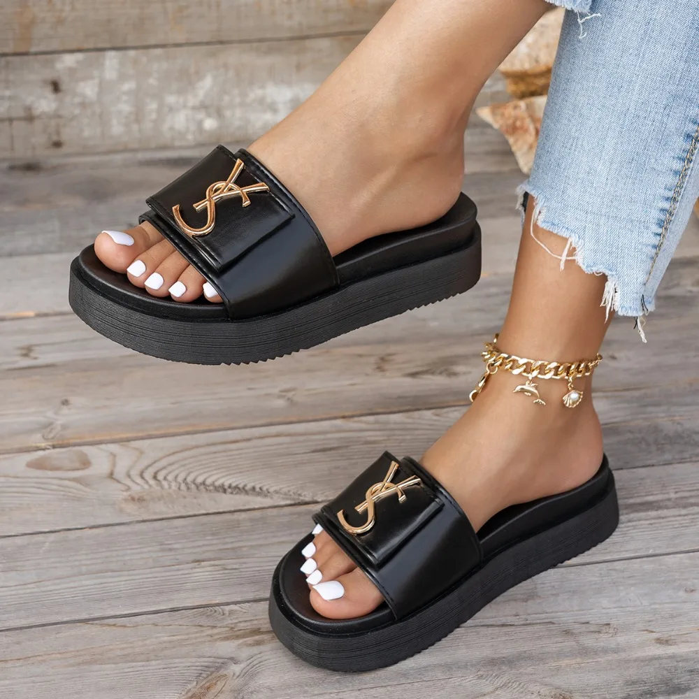 أسود