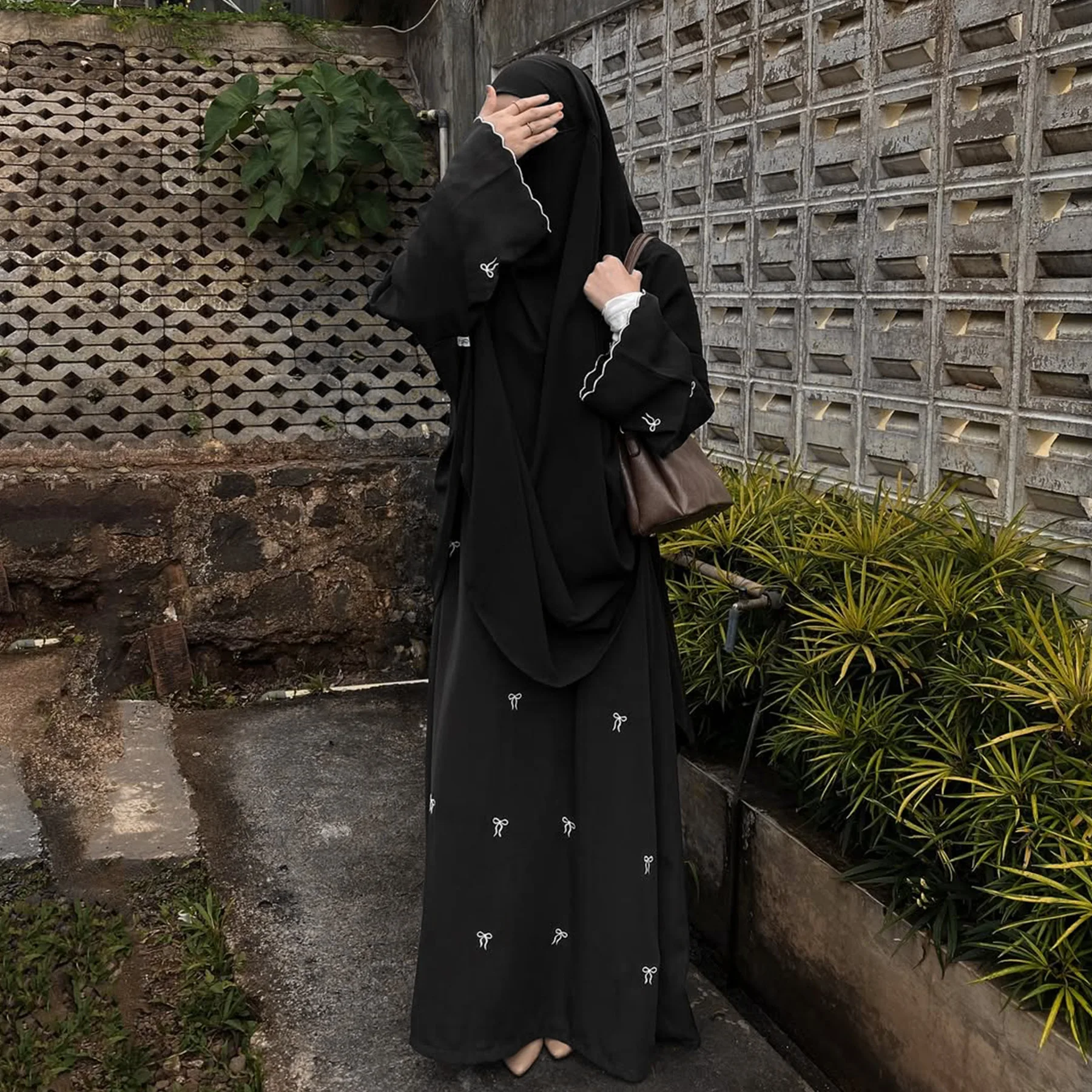 أسود