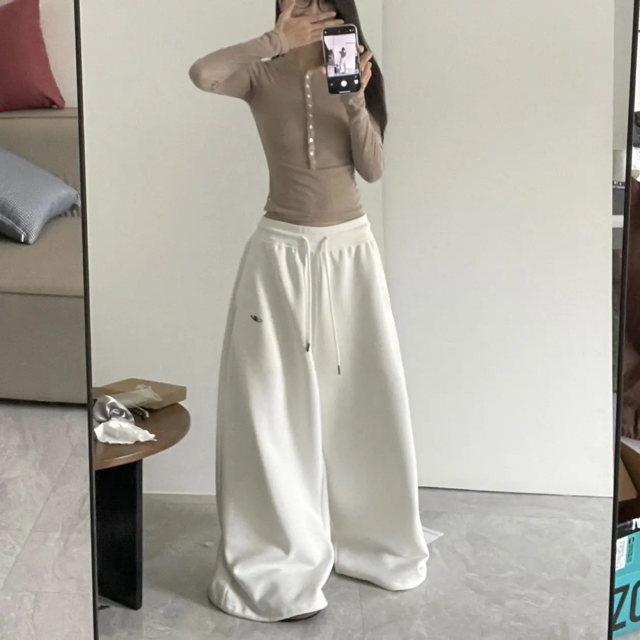أبيض