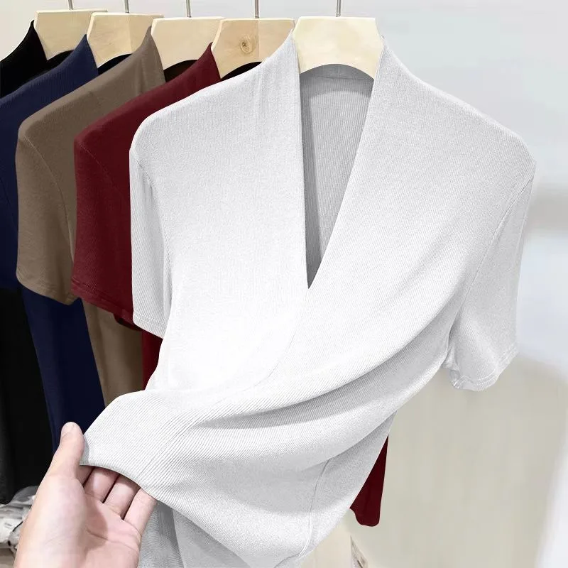 أبيض