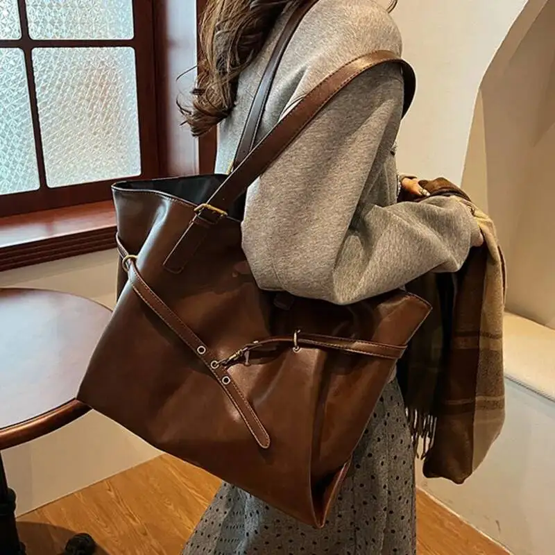 Vintage Large-Capacity Metal Tote Bag with Buckle — Image 3