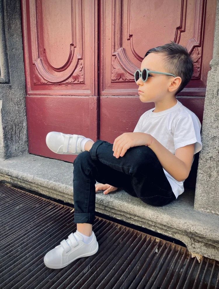 حذاء رياضي جلد صناعي خفيف بسيط للأطفال — صورة 9